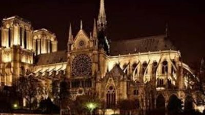 شاهد.. كاتدرائية نوتردام تبعث رسالة أمل للعالم وسط تفشي كورونا