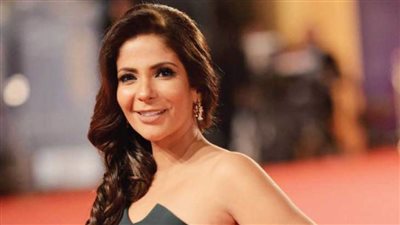 منى زكي تكشف حقيقة إصابة عامل في مسلسلها بكورونا