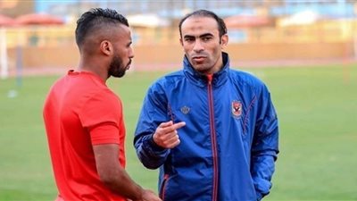 مران الأهلي..عبدالحفيظ يجتمع مع عاشور لاحتواء غضبه وحسم مصيره