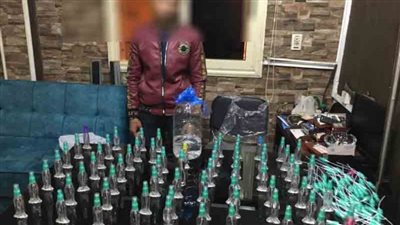 القبض على متهم يعرض منتجات كحول إيثيلي مجهولة 