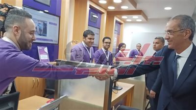 وزير الاتصالات يفتتح فرع 