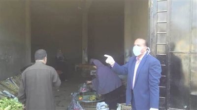 لعدم التزامهم.. غلق وتشميع ٨ محلات وفض الأسواق المخالفة بالبحيرة