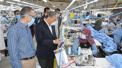 لدفع عجلة الإنتاج.. محافظ المنيا يتابع العمل بعدد من مصانع المنطقة الصناعية