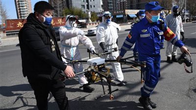 شاهد.. الصين تلجأ للطائرات المسيرة والروبوتات لمكافحة 