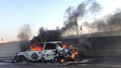 سعودي ينقذ شخصين من داخل سيارة مشتعلة.. فيديو