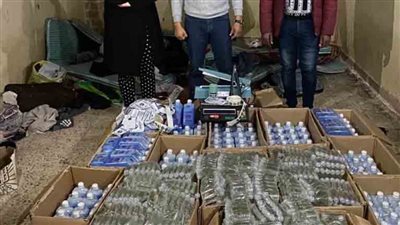ضبط 3 متهمين  بإدارة مصنع لإنتاج مطهرات طبية مجهولة