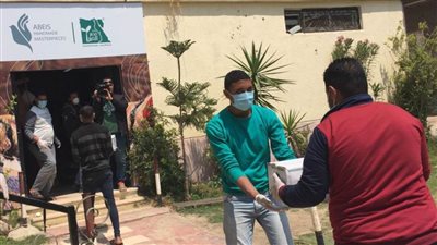 مصر الخير توزع كراتين مواد غذائية للأكثر احتياجا بقرية أبيس