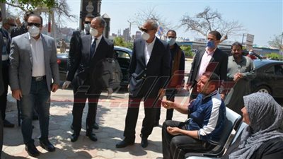 وزير الاتصالات ومحافظ القليوبية يتابعان انتظام صرف منحة العمالة غير المنتظمة