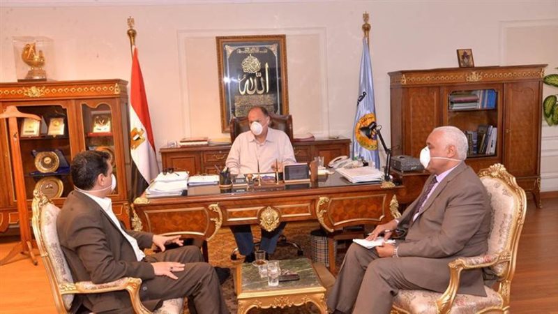 محافظ أسيوط يناقش