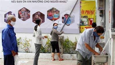 صراف آلي للأرز يطعم فقراء فيتنام المتضررين من كورونا