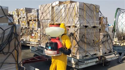 تعقيم وتطهير طائرات الشحن الجوي بمطار القاهرة