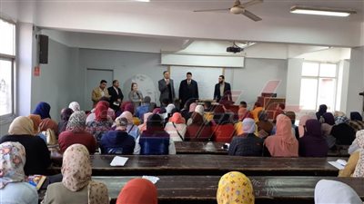 رئيس جامعة بنها يلتقي الطلاب 