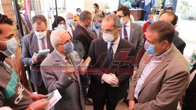 محافظ المنوفية ووزير الاتصالات يتابعان آليات صرف المنحة للعمالة غير المنتظمة