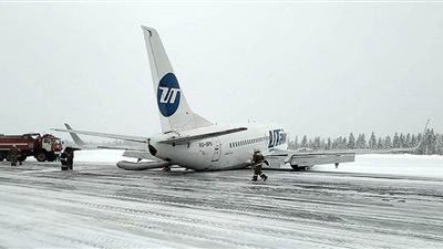 طائرة تهبط على الثلوج.. ونجاة 100راكب (فيديو وصور)