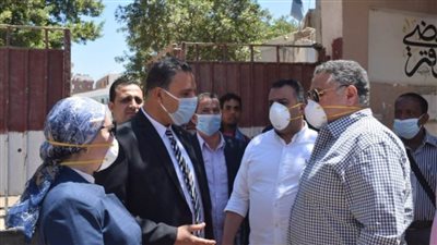 محافظ البحر الأحمر يتفقد أماكن صرف منحة العمالة غير المنتظمة بالغردقة