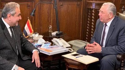وزير الزراعة يضم نقيب البيطريين إلى عضوية 