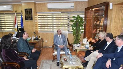 محافظ أسوان يلتقي عضو مجلس الشيوخ الفرنسي