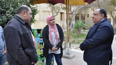 رئيس جامعة حلوان بين الطلاب للاستماع لمتطلباتهم