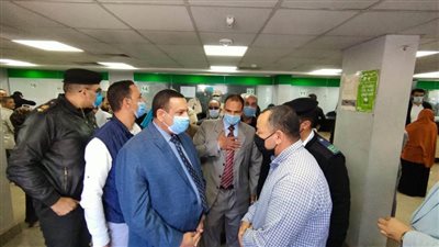  آمنة يتفقد مقرات صرف منحة العمالة غير المنتظمة