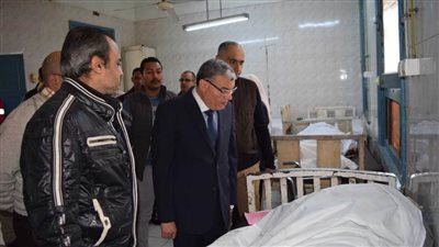 محافظ المنيا يتابع حالة المصابين في حادث تصادم سيارتين