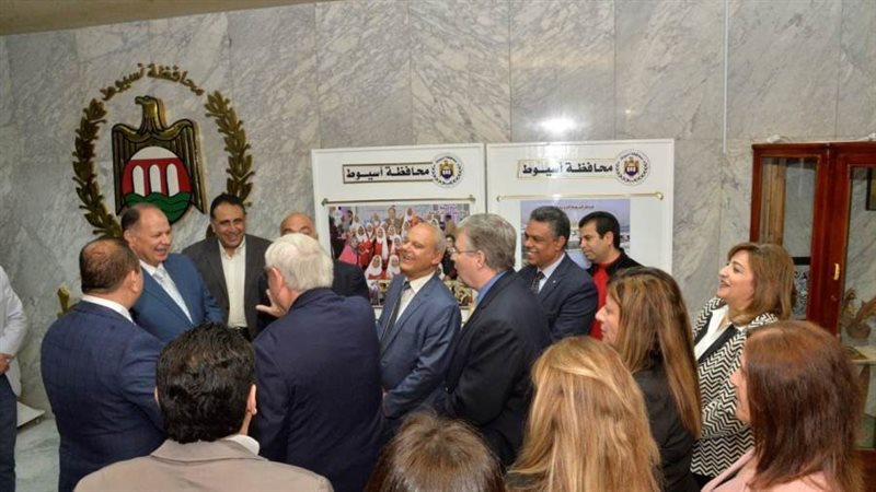 محافظ أسيوط يستقبل