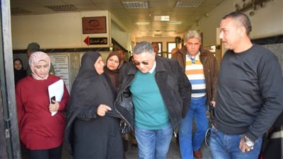 محافظ البحر الأحمر يوفر سماعة طبية لمريضة وينقذ طفلة