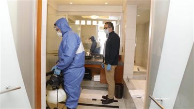 العناني يتفقد أعمال تطهير أحد الفنادق