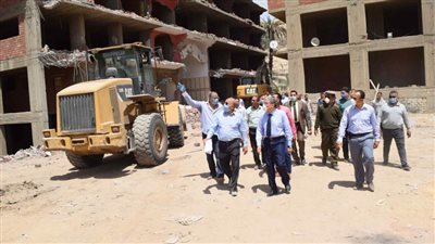 محافظ المنيا يشهد أعمال إزالة عدد من الأبراج المخالفة بمنطقة أبوفليو