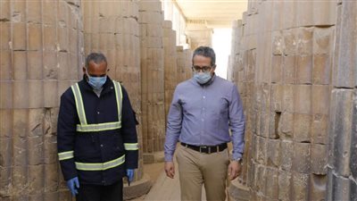 العناني يتفقد تعقيم آثار سقارة.. (صور)