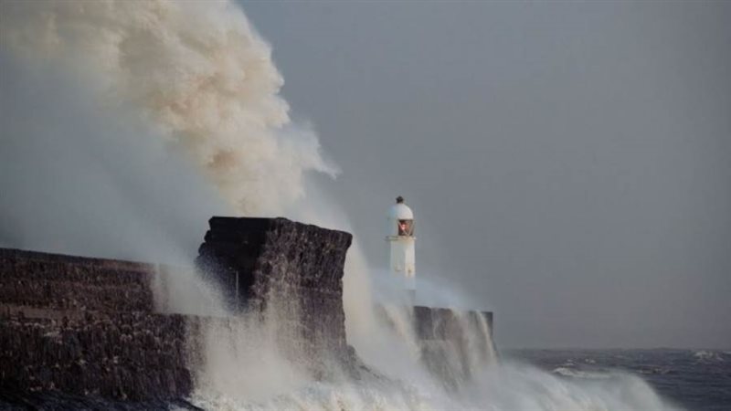 العاصفة سيارا تعصف