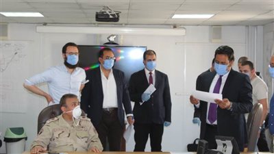 العناني يجتمع بالعاملين في المتحف الكبير 