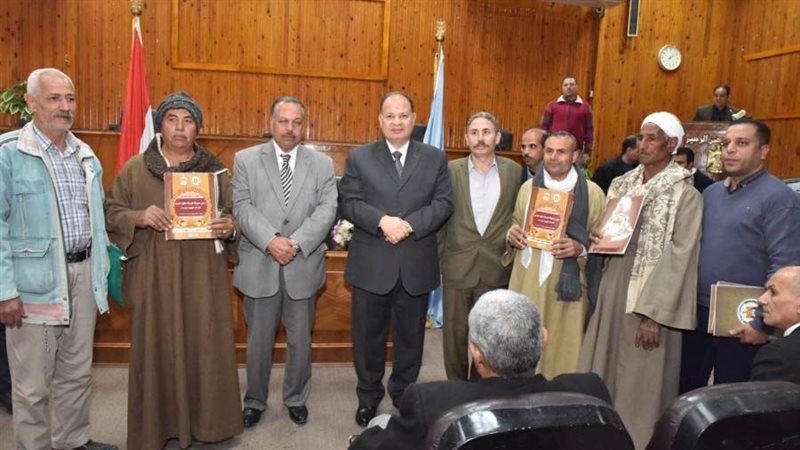 محافظ أسيوط يسلم