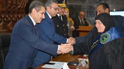 محافظ الغربية يكرم أسر الشهداء ومصابى العمليات الحربية