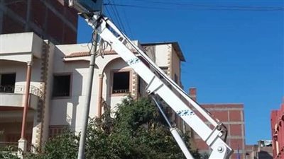 تركيب كشافات وعوازل بأعمدة إنارة الشوارع بالبحيرة