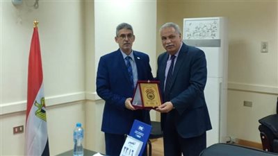 قوى عاملة الإسماعيلية تكرم ممثلي البريد والبنك الزراعي لجهودهم في صرف منحة العمالة غير المنتظمة