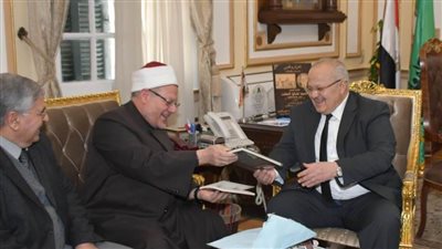 رئيس جامعة القاهرة يستقبل المفتى بمكتبه