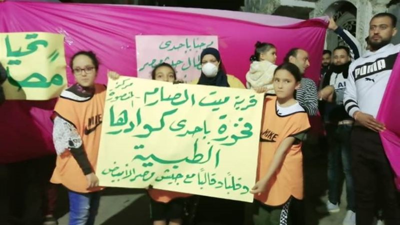 الممرضة وسط أطفال