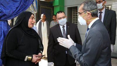 وزير الاتصالات يتفقد عددا من منافذ الهيئة القومية للبريد 