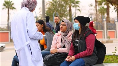 حملة ميدانية بجامعة حلوان لتوعية العاملين والطلاب بالوقاية من 