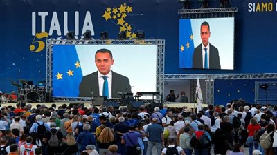 وزير الخارجية الإيطالي يدعو إلى التظاهر ضد الحكومة