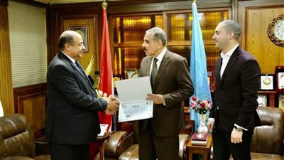 محافظ كفر الشيخ يكرم 