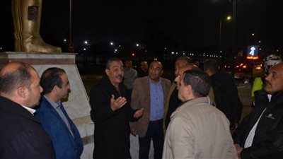 محافظ الإسماعيلية يواصل جولاته الميدانية بالأحياء بعد منتصف الليل