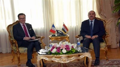 وزير الطيران المدني يلتقي سفير فرنسا بالقاهرة