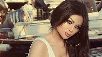 هيفاء وهبي تساعد والدتها على مواجهة كورونا.. (فيديو)