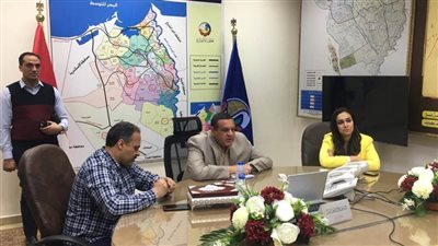 عبر الفيديو كونفرانس.. محافظ البحيرة يتابع عمل المشروعات والمصانع