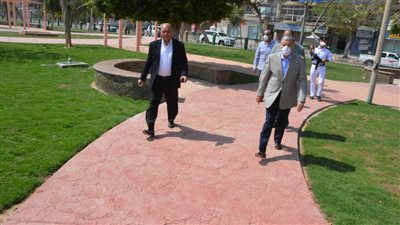محافظ المنيا يتفقد كورنيش النيل ويشٌيد بالتزام المواطنين بالتعليمات