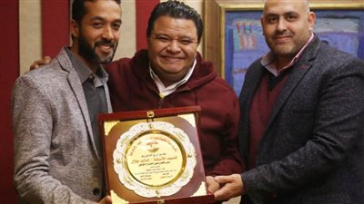 المخرج خالد جلال يتسلم درع اللجنة النقابية لبيت الفنون