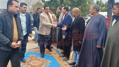 محافظ البحيرة يقدم واجب العزاء للزميل محمد البربري في وفاة والدته (صور)