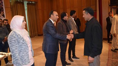  تسليم 14 تروسيكل للأسر المستحقة بالمنيا