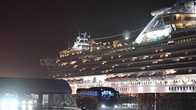 نقل مئات الأمريكيين من سفينة سياحية منهم 14 مصابا بكورونا